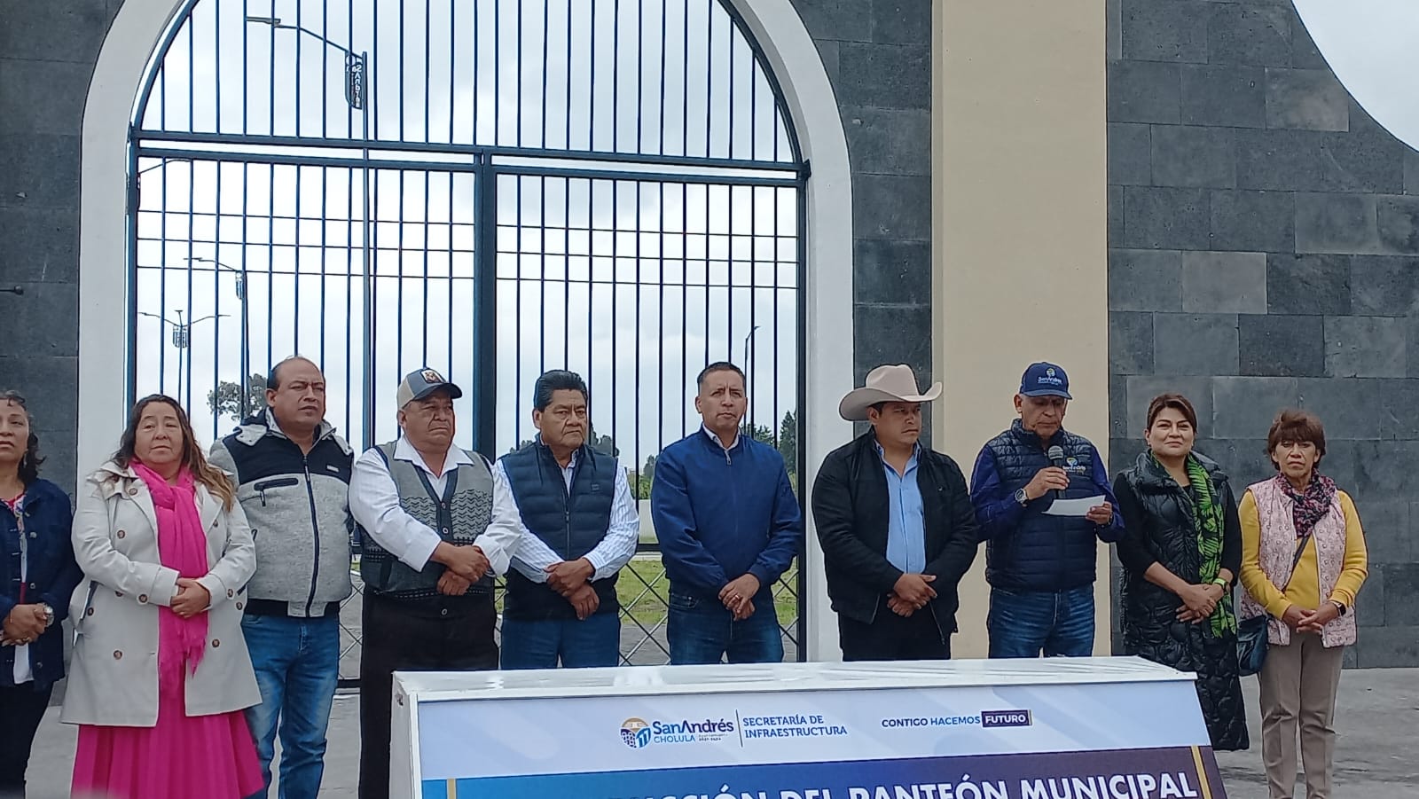 Por: Cortesía Lula Pineda Inaugura Edmundo Tlatehui primera etapa del Panteón Municipal Sagrado Corazón de Jesús en Santa María Tonantzintla