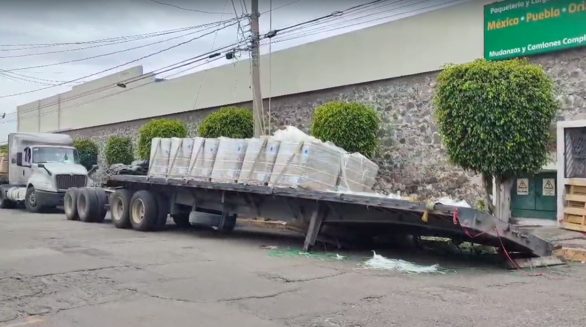 Por: Cortesía Tráiler se hunde en calle de Puebla por concreto en mal estado: no hay heridos
