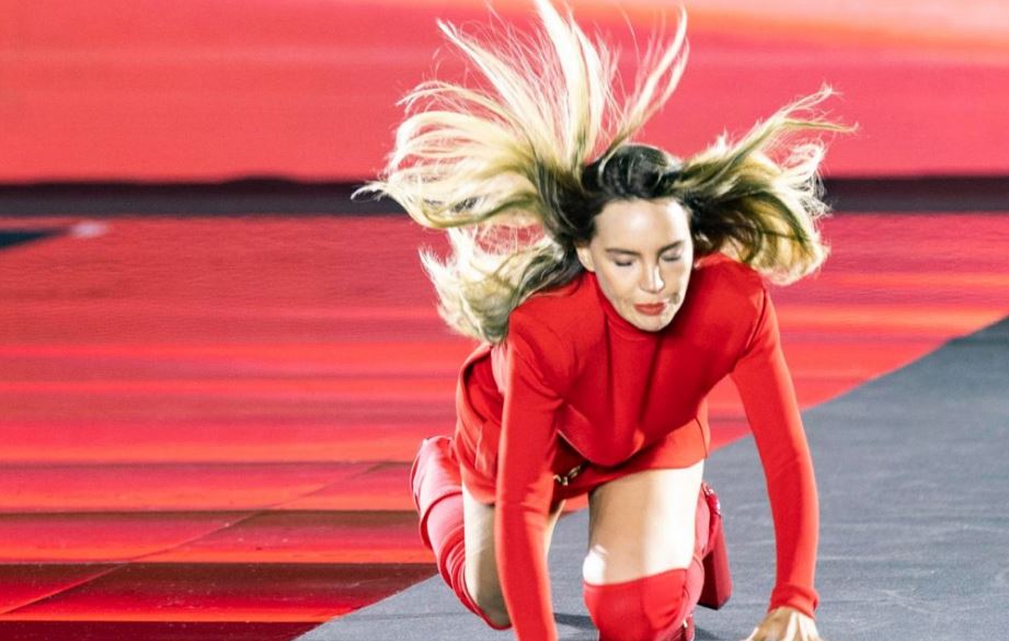 Por: Cortesía Captan a Belinda llorando tras caer en la Semana de la Moda de París