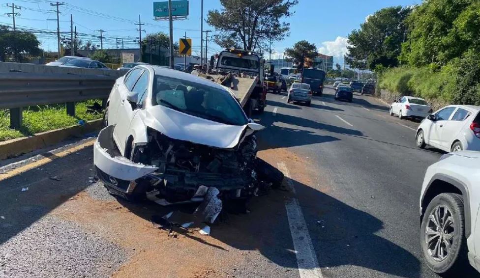 Por: Cortesía Aparatoso accidente en Monterrey deja 4 heridos y gran caos vehicular