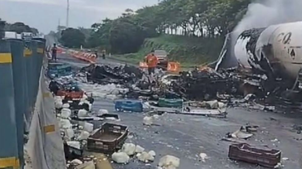 Por: Cortesía Autopista Isla-Acayucan cerrada por choque e incendio; tome vías alternas