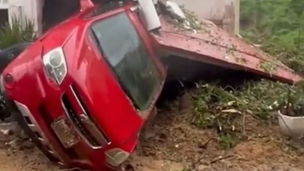 Por: Cortesía Huracán John causa estragos en Acapulco: derrumbes y evacuaciones