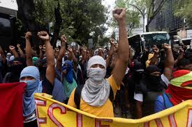 Por: Cortesía Estudiantes marchan hacia el Ángel de la Independencia en el décimo aniversario de Ayotzinapa
