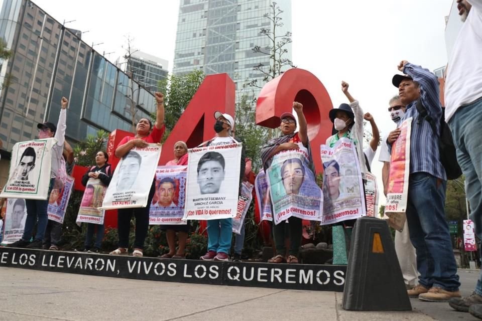 Por: Cortesía Padres de Ayotzinapa mantienen esperanza en Sheinbaum y critican a López Obrador a 10 años de la desaparición de los 43 estudiantes