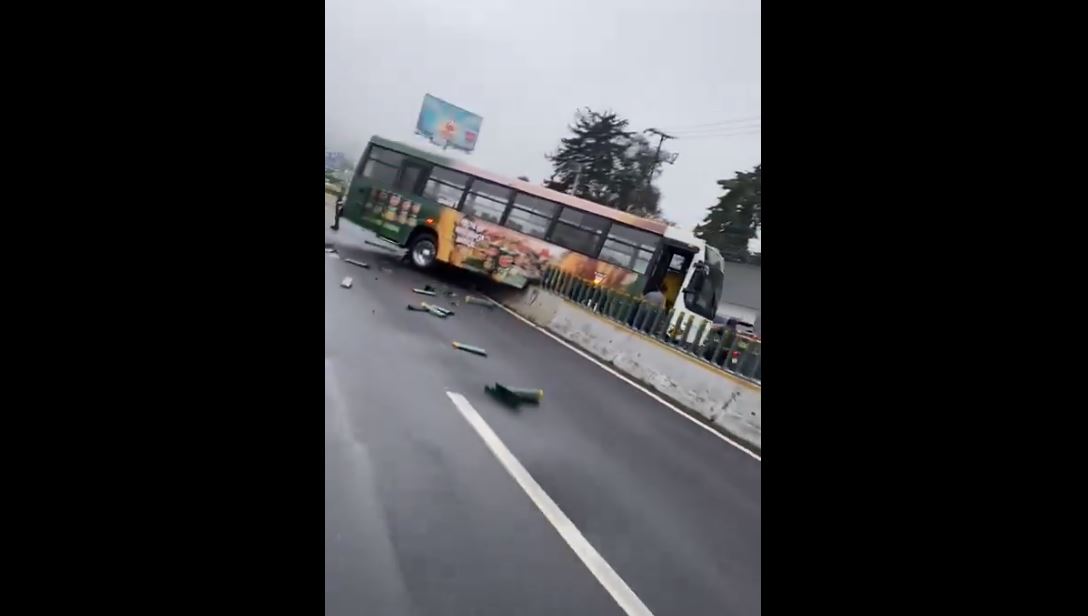 Por: Cortesía Accidente en México-Toluca: microbús se impacta y provoca caos vial