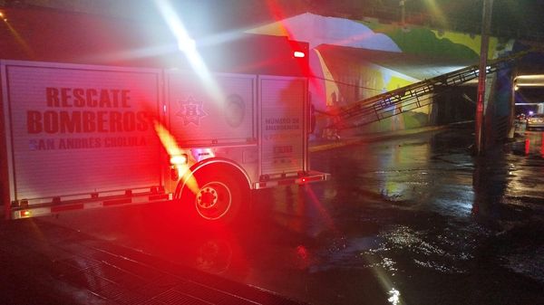 Por: Cortesía Lula Pineda Volcadura de vehículo derriba estructura en San Andrés Cholula