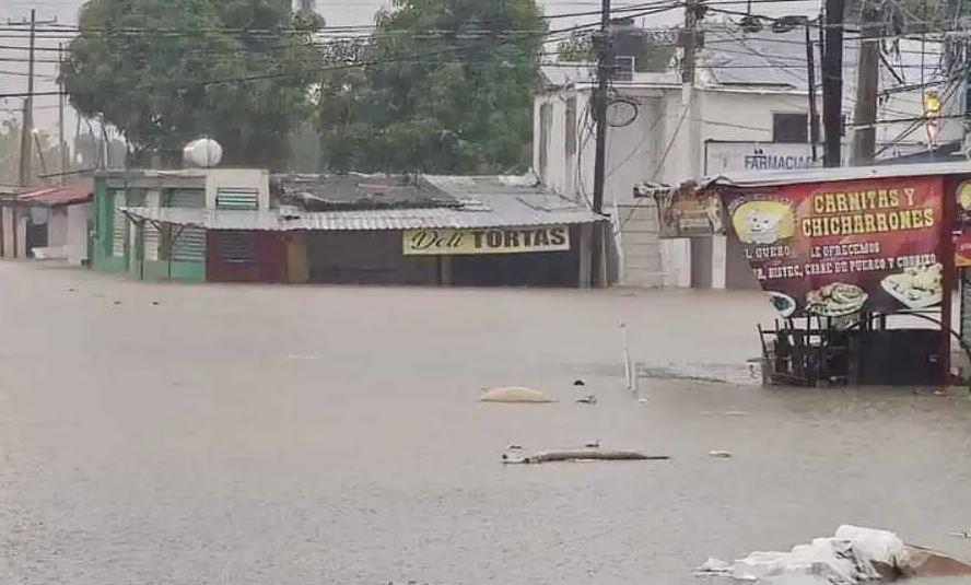 Por: Cortesía Acapulco cierra tiendas por saqueos ante la llegada del huracán "John"