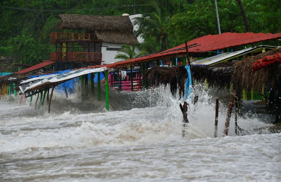 Por: Cortesía Huracán John causa estragos en Acapulco: inundaciones y cierre de vías