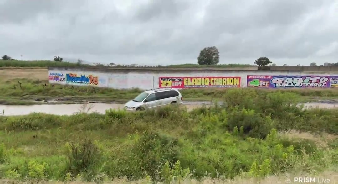 Por: Cortesía Lula Pineda Camioneta Voyager gris desvalijada y atascada en Prolongación San Lorenzo