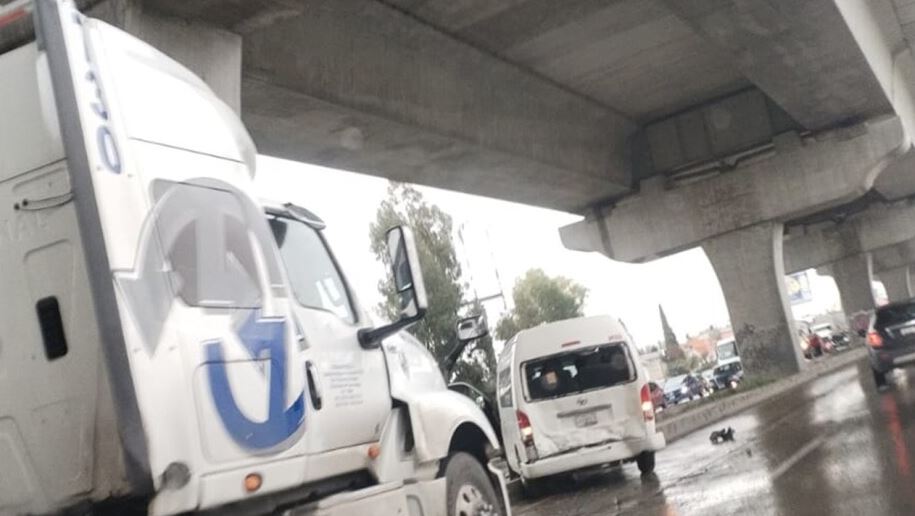 Por: Cortesía Aparatoso accidente en la autopista México-Puebla causa tráfico y cierres