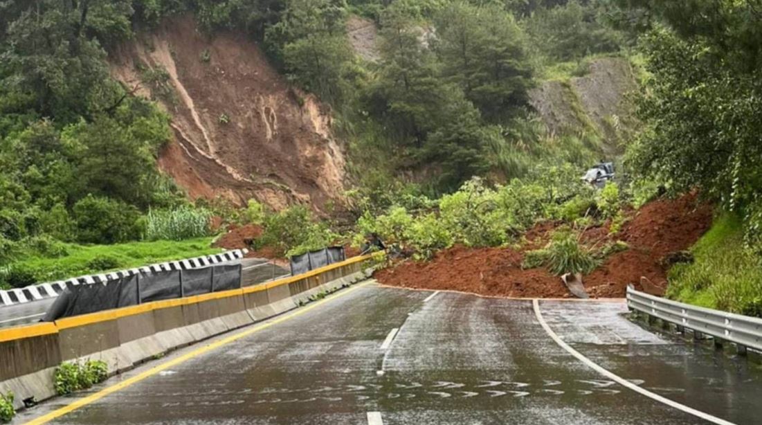 Por: Cortesía Deslave en Tenango-Ixtapan de la Sal cierra autopista y deja varados