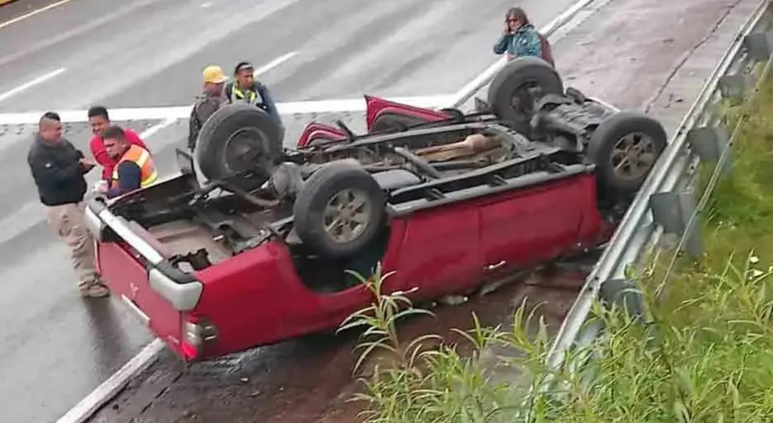 Por: Cortesía Volcadura en la México-Puebla deja un muerto y múltiples accidentes reportados