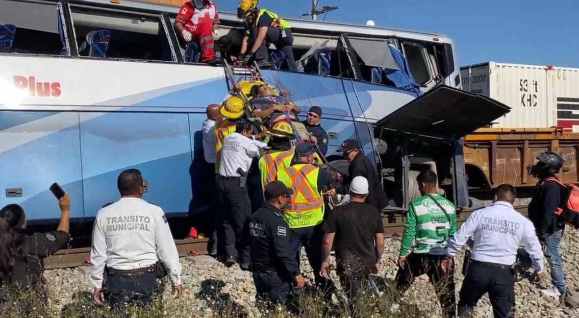 Por: Cortesía Tren impacta autobús en Saltillo: ocho heridos y rescate en marcha