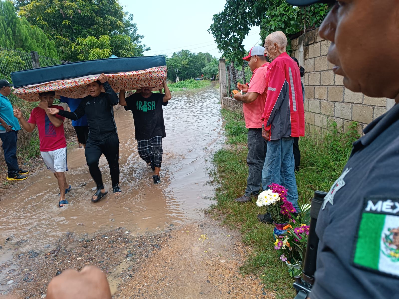 Por: Cortesía Tormenta tropical John afecta Lázaro Cárdenas: cierre de actividades comerciales y fuerte impacto en el turismo