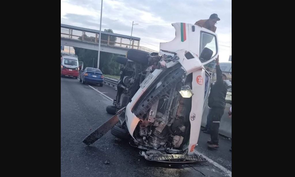 Por: Cortesía Volcadura de transporte público en la México-Pachuca sin heridos graves