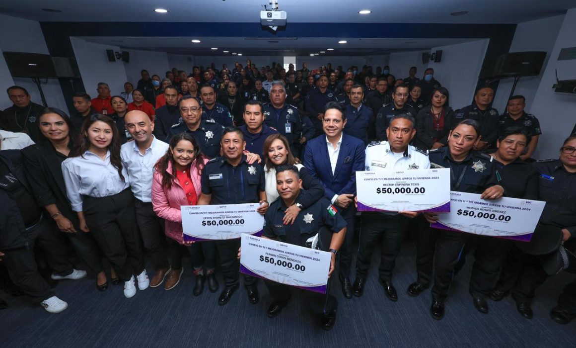 Gobernadora Cuéllar entrega subsidios para mejorar viviendas de policías
