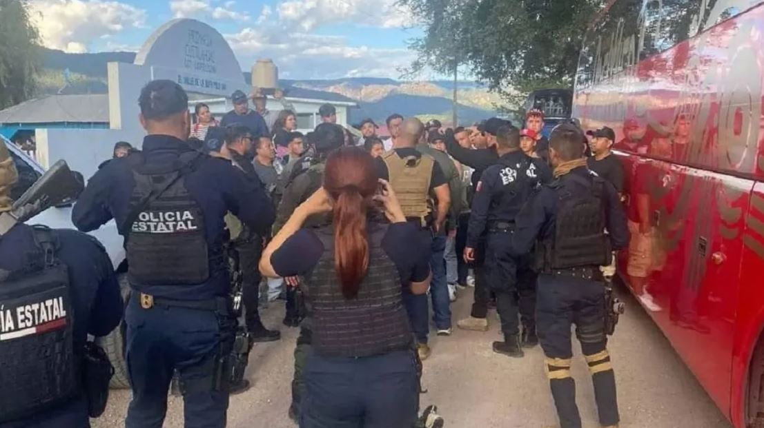 Por: Cortesía Interceptan y queman autobuses con más de 100 turistas en narcobloqueo en Durango