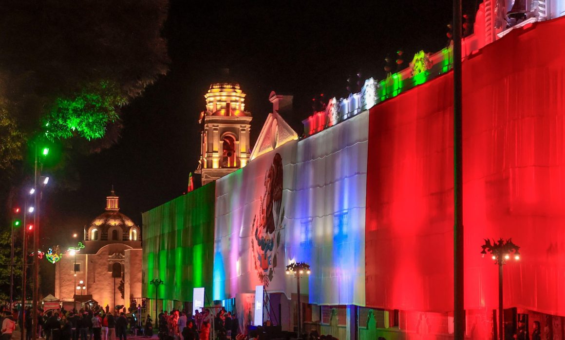 Encabeza Lorena Cuéllar encendido de luces patrias 2024