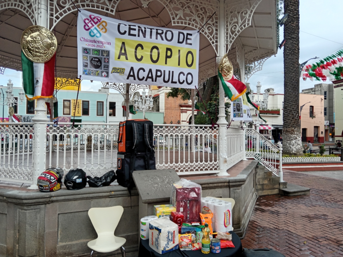 Por: Alonso Camarillo  Instalan centro de acopio en Chiautempan para damnificados de Guerrero