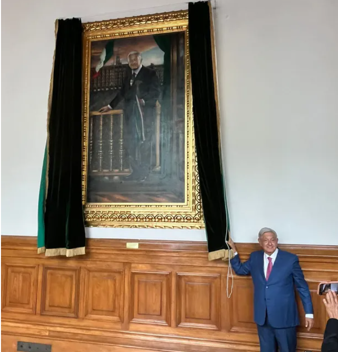 Por: Cortesía AMLO devela su retrato oficial en Palacio Nacional tras última mañanera