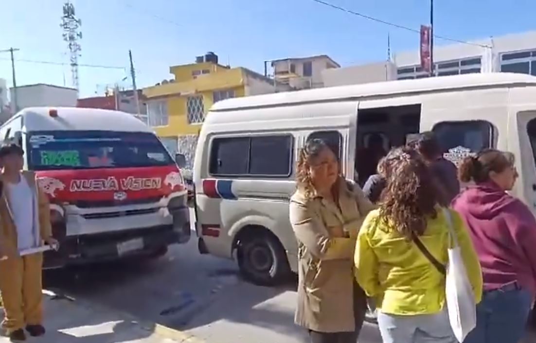 Por: Cortesía Accidente entre combis en Puebla deja al menos 10 personas heridas