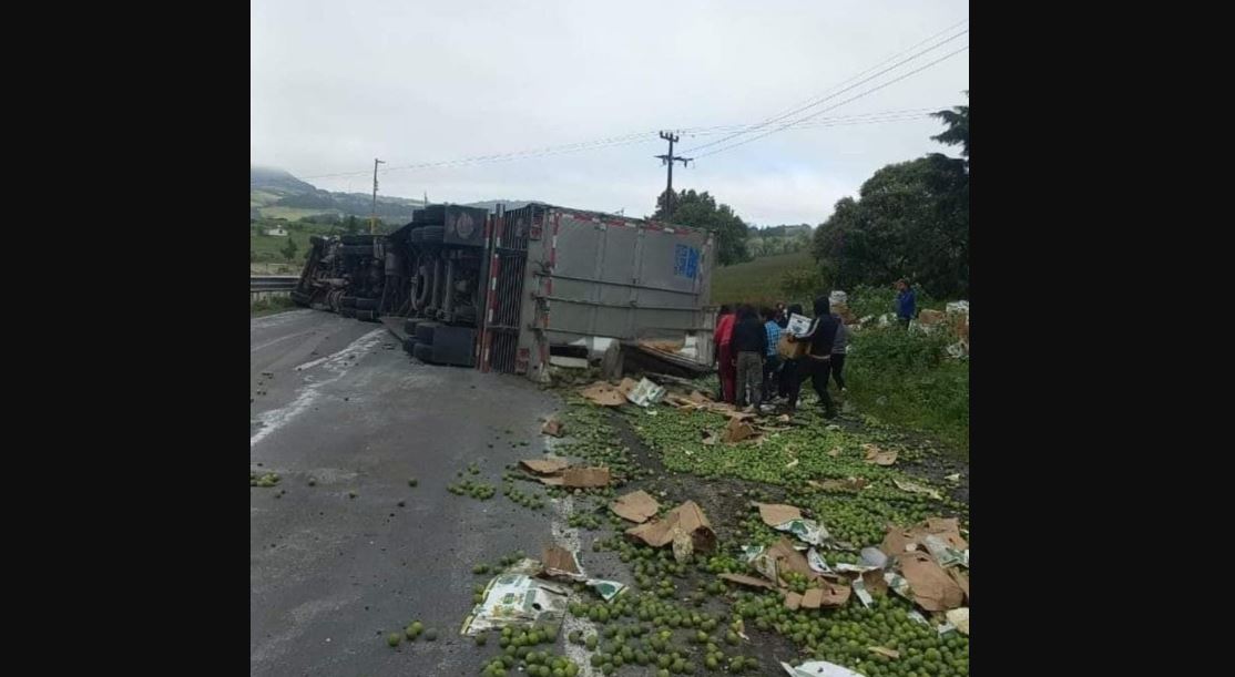 Por: Cortesía Volcadura de tráiler en autopista México-Veracruz provoca rapiña y bloqueo vial