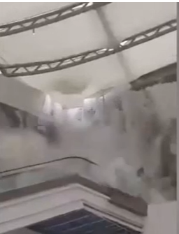 Por: Cortesía Colapso de techo de cristal en Plaza Áuriga, Nuevo León, deja al menos 5 heridos
