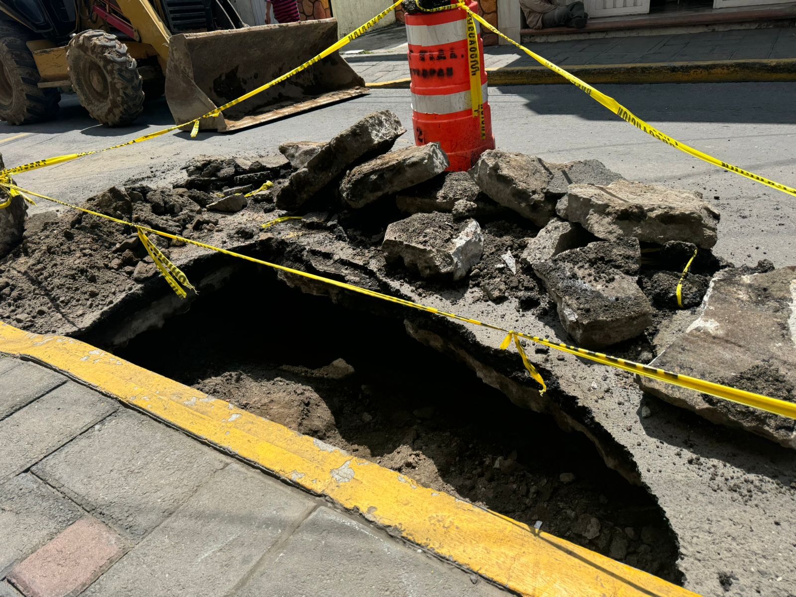 Por: Cortesía  Reparan socavón en centro de Santa Ana, permanecerá cerrada la vialidad tres días