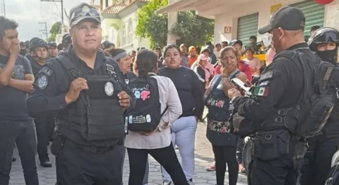 Por: Cortesía Linchamiento en Tepeaca: Pobladores incendian patrulla y muere un detenido