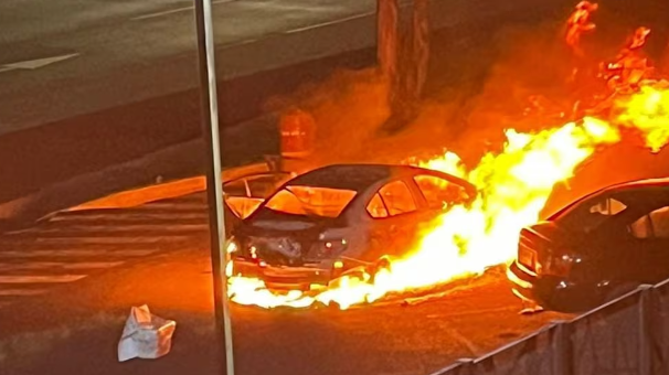 Por: Cortesía Cadáver abandonado en vehículo incendiado frente al C5 en Puebla; Fiscalía inicia investigación