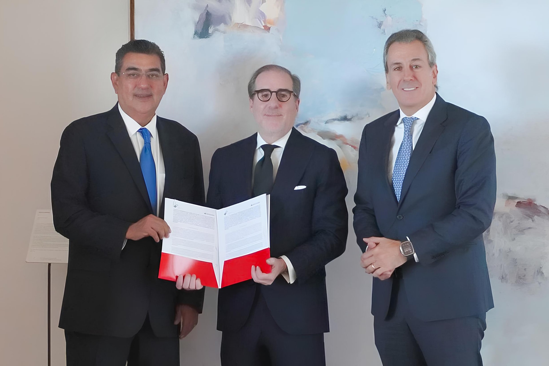 Por: Cortesía Sergio Salomón firma convenio con Banco Santander para impulsar pymes en Puebla