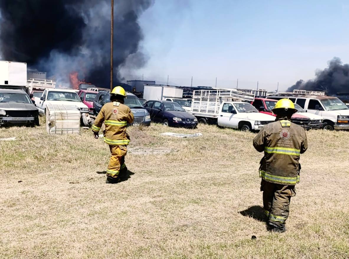 Por: Cortesía Lula Pineda Atienden incendio en depósito vehicular en límites de Cholula y Juan C. Bonilla