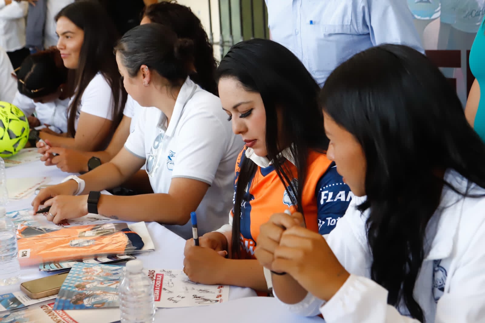 Comunicado oficial Comprometida con el deporte, Tonantzin Fernández encabeza firma de autógrafos con el Puebla Femenil