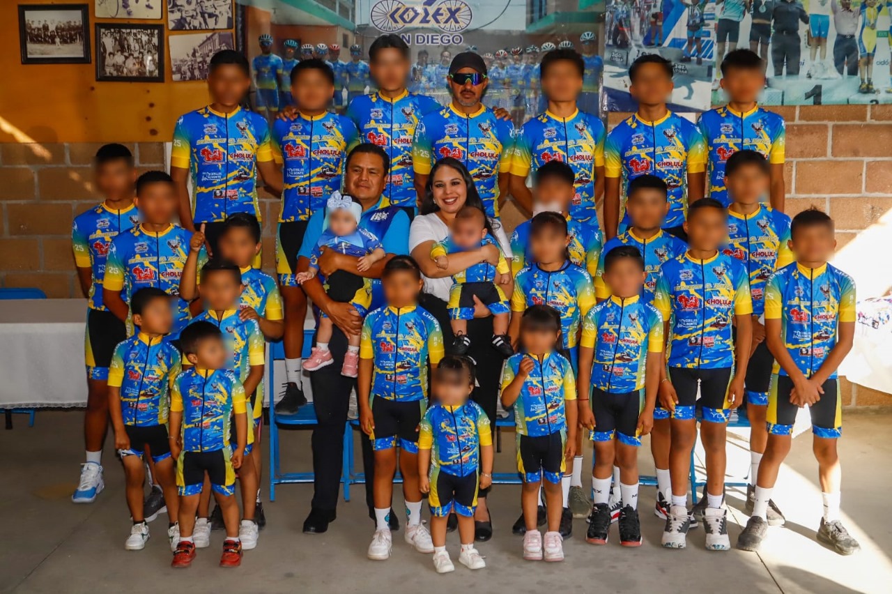 Comunicado oficial Entrega Tonantzin Fernández uniformes a jóvenes promesas del ciclismo en Cuachayotla