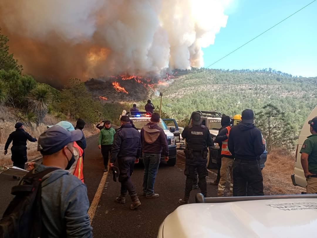 Ráfagas de viento dificultan labores de control a incendio de Atltzayanca