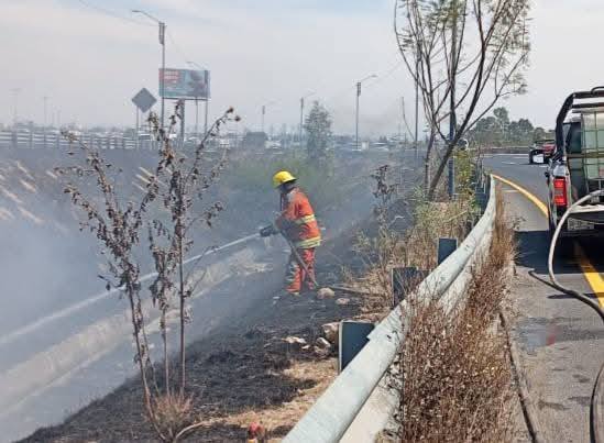 Por: Cortesía Lula Pineda Bomberos de San Pedro Cholula y Cuautlancingo sofocan incendio en Periférico Ecológico