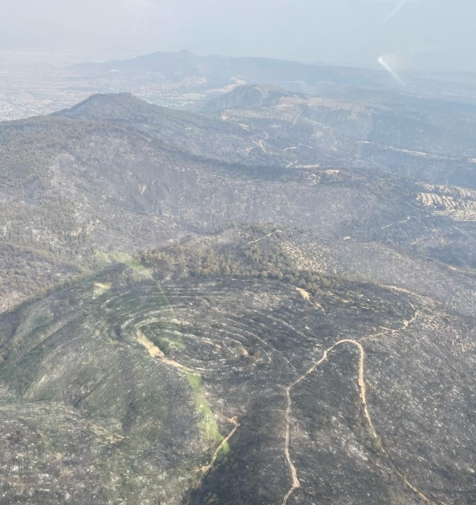 Avanza control del incendio en Atltzayanca con 430 brigadistas y apoyo aéreo