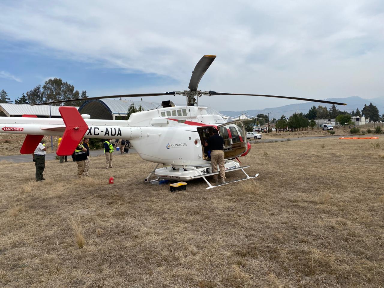 Entregan medicamentos a brigadistas que combaten incendio en Atltzayanca