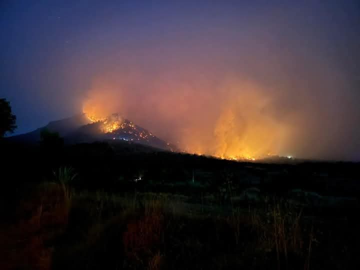 Voluntarios enfrentan incendio en Altzayanca ante falta de apoyo oficial