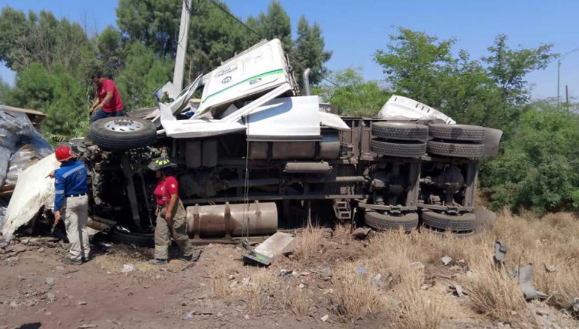 Foto: Cortesía Trailero sufre accidente al intentar ganarle el paso al tren en Gómez Palacio