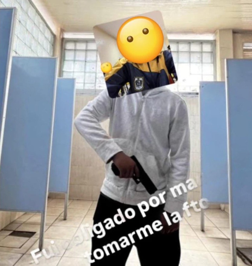 Foto: Cortesía Jóvenes posan con armas de fuego en secundaria de Venustiano Carranza