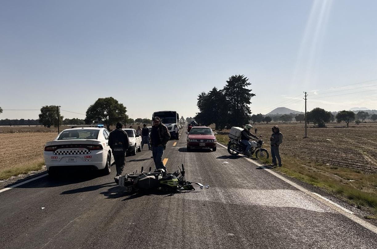 Motociclista pierde la vida tras chocar contra pipa de gas en Cuapiaxtla