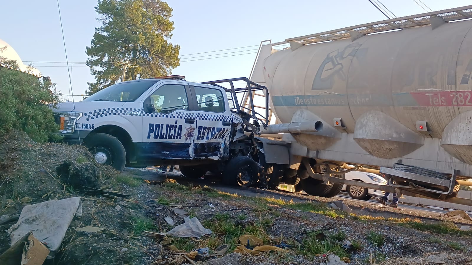 Patrulla queda destrozada tras ser embestida por tráiler; policías se salvan