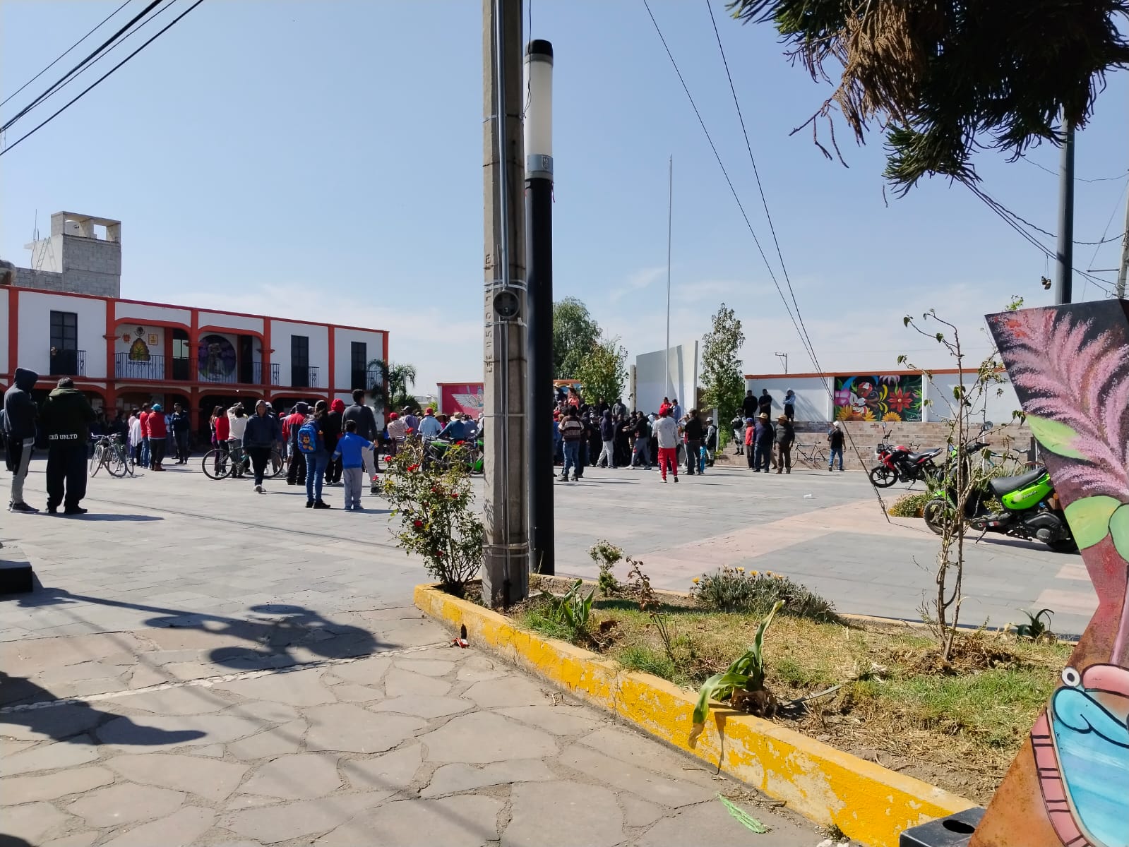Multitud enardecida lincha y quema a presunto secuestrador de niña en San Miguel Xochitecatitla, Nativitas