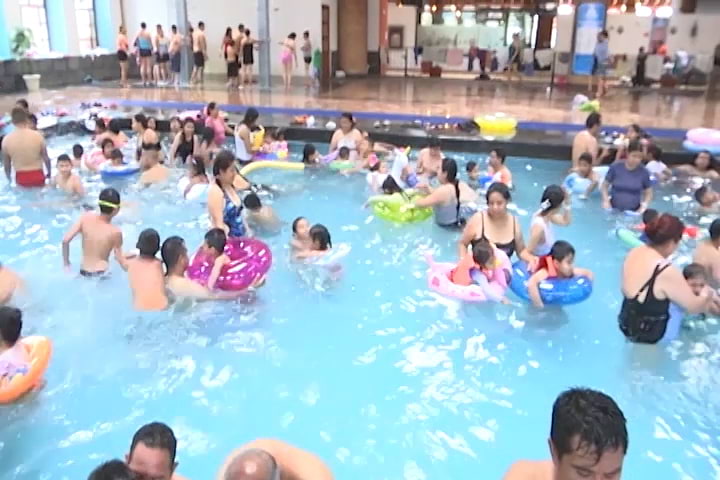 Esparcimiento familiar llena balnearios de Tlaxcala en Sábado Santo