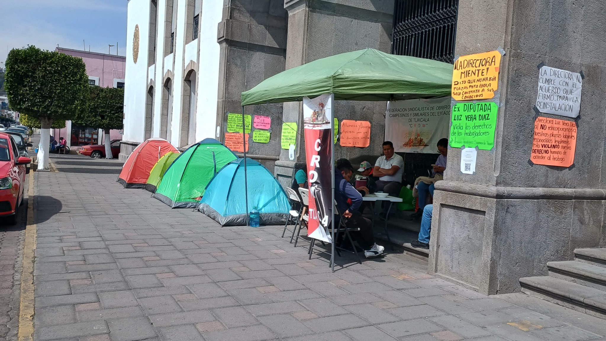 Foto: Cortesía Trabajadores del ITS Tlaxco siguen en plantón por despidos injustos