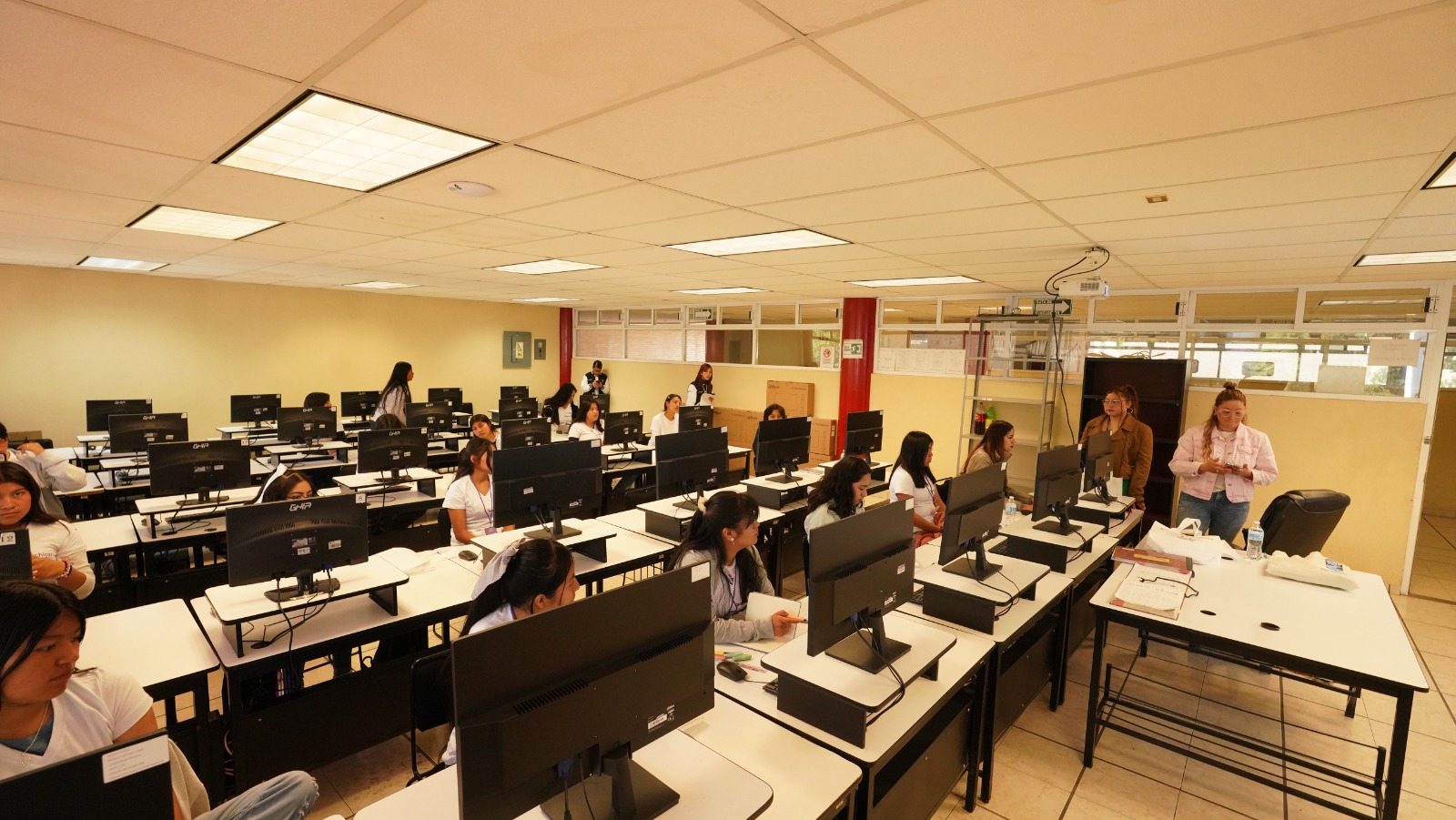 Tecnolochicas impulsa a jóvenes tlaxcaltecas en ciencia y tecnología