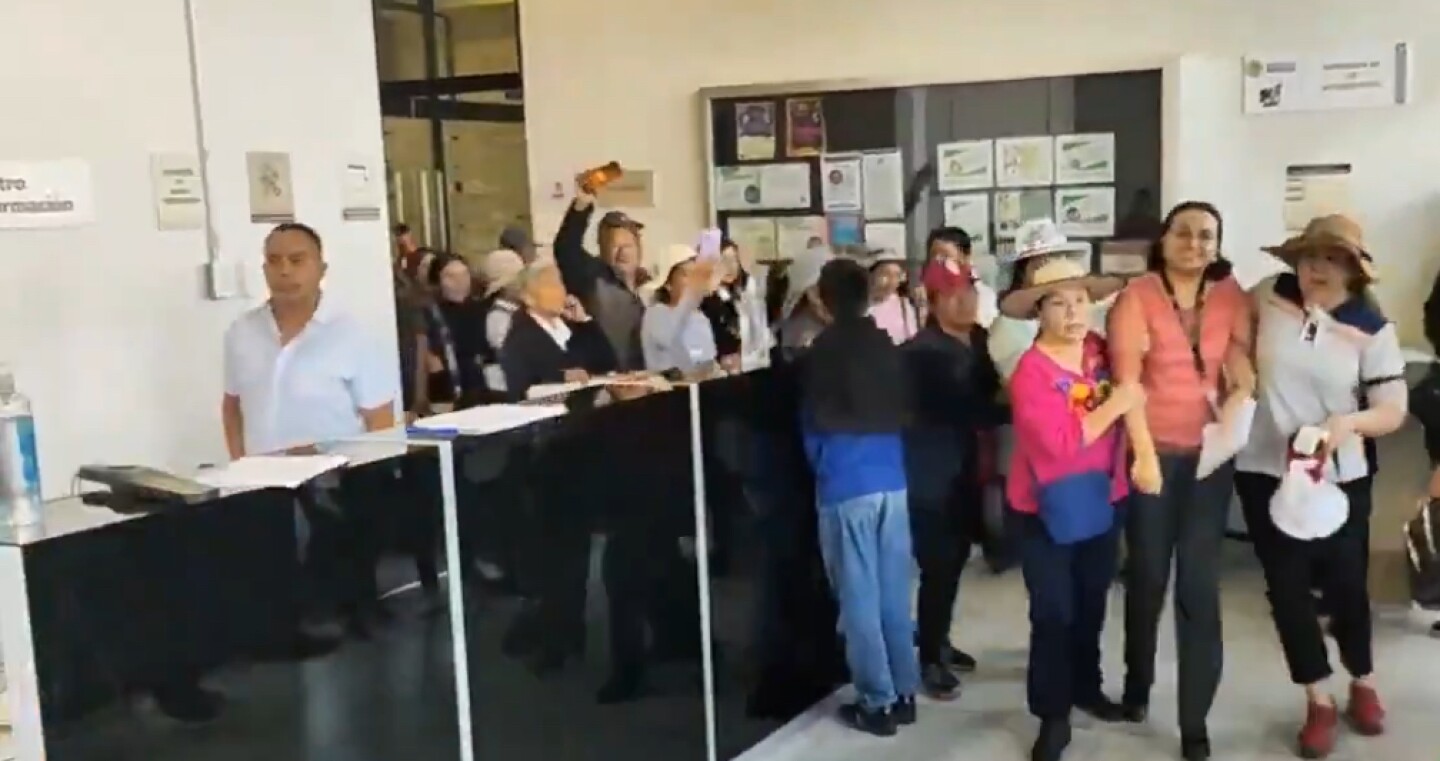 Foto: Cortesía Campesinos irrumpen en oficinas del SAT en Angelópolis; exigen devolución del IEPS