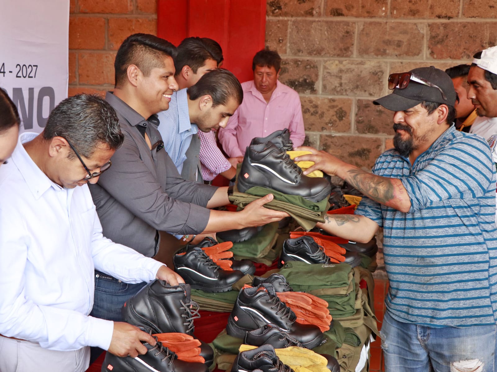 Comunicado oficial Entrega Omar Muñoz uniformes al personal del Servicio de Recolección de Residuos Sólidos Urbanos