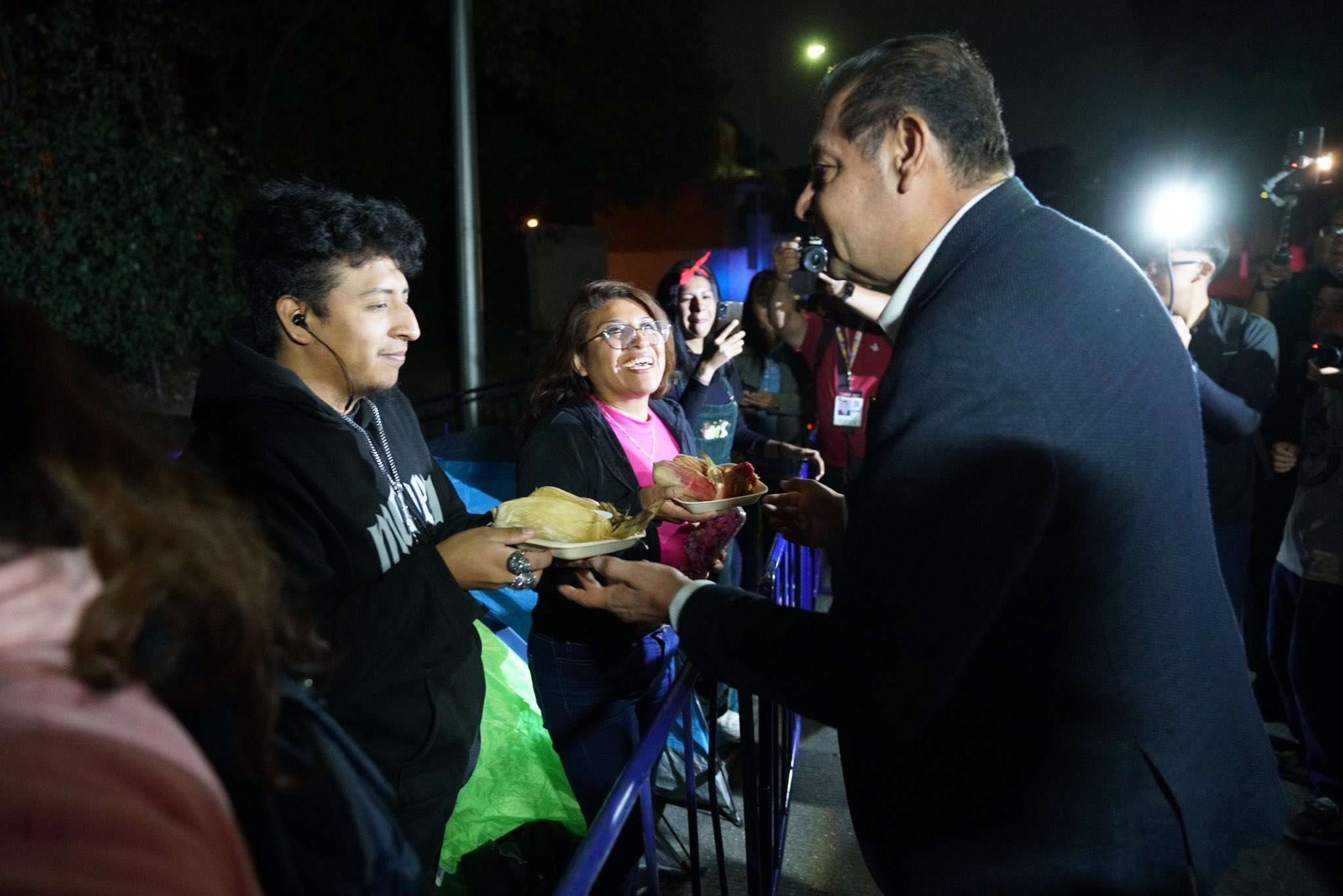 Foto: Cortesía Armenta entrega cena a fans acampando por concierto de Maroon 5